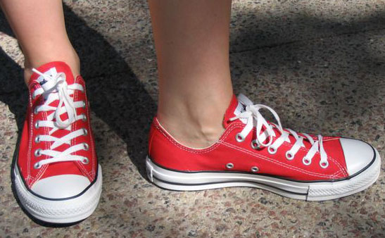 red converse on feet