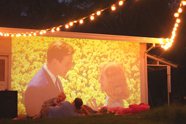 outdoor-backyard-movie